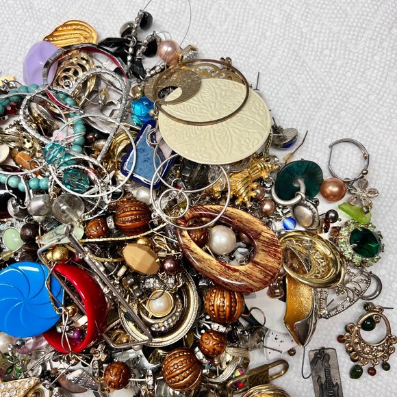 Heartbreak Earrings - 2 ½ lb No Mate Earring Lot Box - Picture 4 of 5